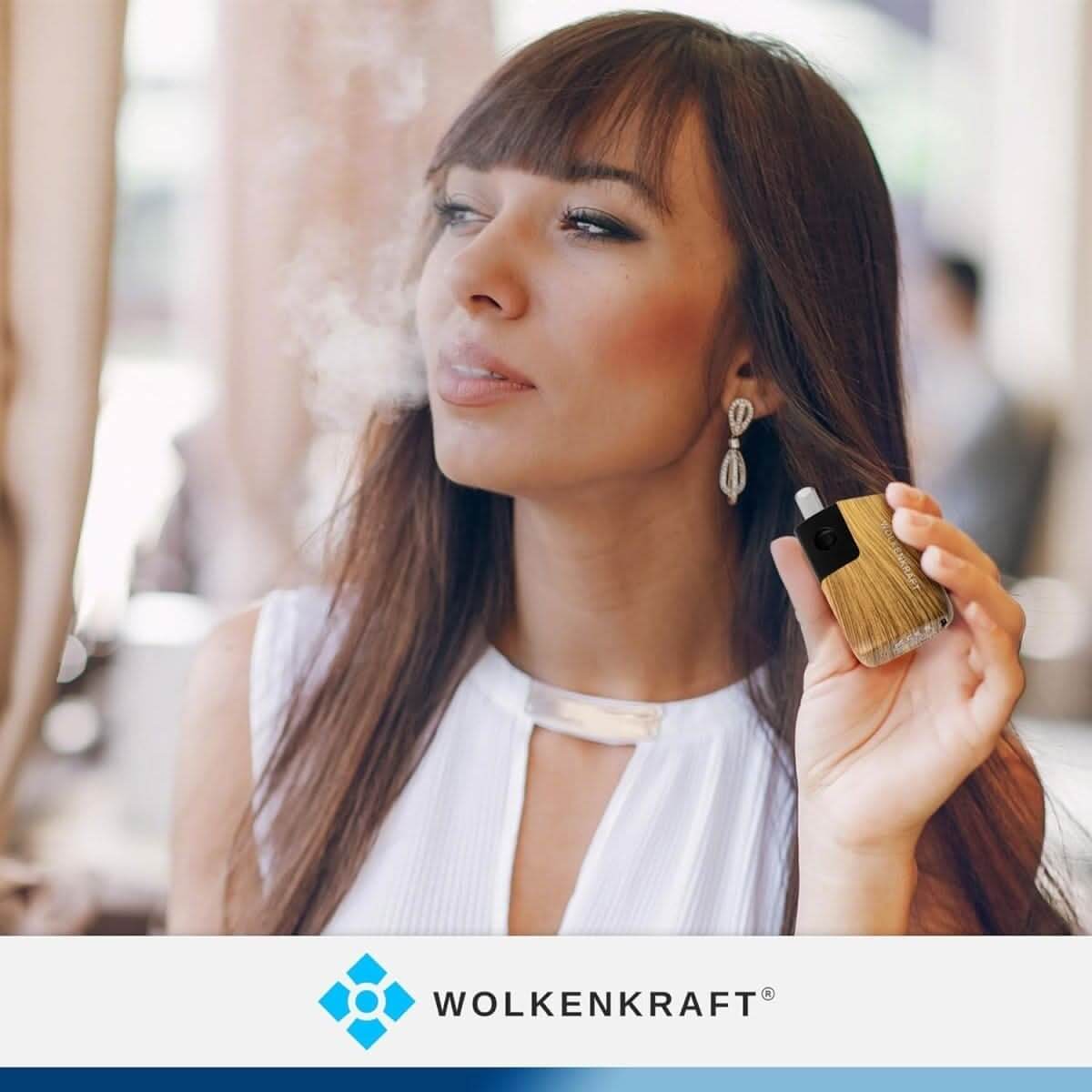 Alt Tag: Entspanne mit dem Wolkenkraft FX Mini Ultra Vaporizer aus Echtholz in der Hand, perfekt für technisch versierte Naturliebhaber.