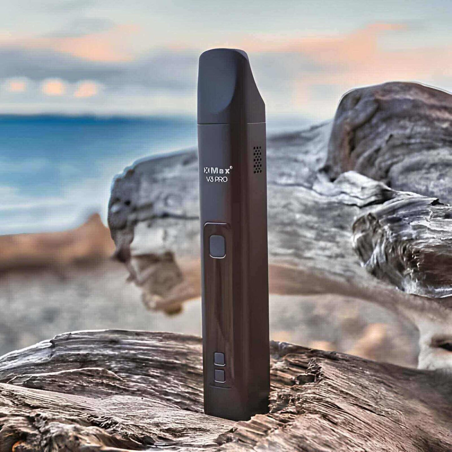 Alt Tag: Genieße deinen stilvollen XMax V3 Pro Vaporizer in Schwarz Metallic – ideal für entspannte Momente am Strand.