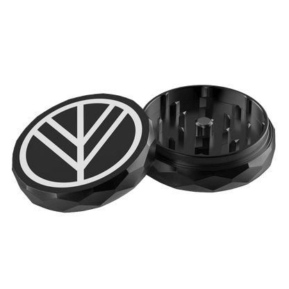 Norddampf Grinder 2-teilig aus Aluminium, geöffnet mit scharfen Zähnen, ideal für Shisha und E-Zigaretten Liebhaber.