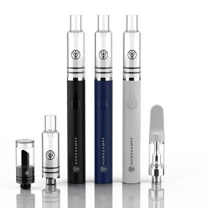 Drei Norddampf Dab Pen Mini Vaporizer in Schwarz, Blau und Silber mit Zubehör, perfekte Wahl für stilvolles und diskretes Vaping.