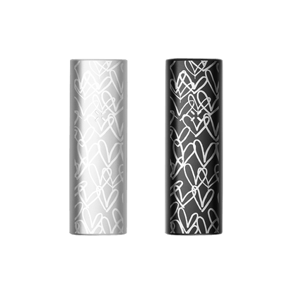 Zwei elegante PAX MINI Vaporizer in Silber und Schwarz, verziert mit James Goldcrown Herzen, für deine moderne Lifestyle Wahl.