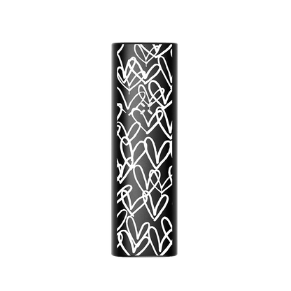 Schwarzer PAX Plus Vaporizer im James Goldcrown Design, verziert mit weißen Herzen. Für ein stilvolles, persönliches Dampferlebnis.