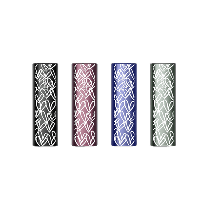 Vier PAX Plus Vaporizer mit Herzmustern in Schwarz, Rot, Blau und Grau.