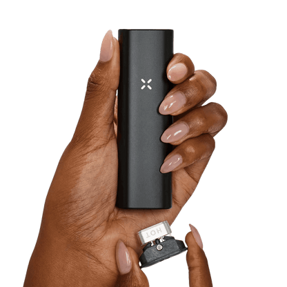 Alt Tag: Eleganter PAX Plus Vaporizer in Onyx Schwarz in Deiner Hand für stilvollen Genuss und unvergleichliche Performance.