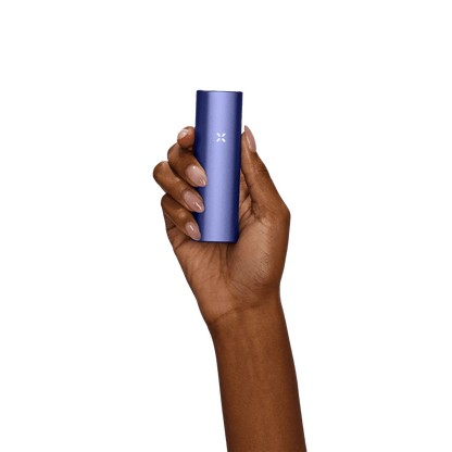 Halte den PAX Plus Vaporizer in Periwinkle Lila und entdecke die kreative Welt der Farben in deiner Hand.
